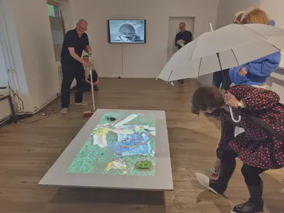 Die Performance verändert sich in den drei Durchläufen. Hier ein Bild der ersten Gruppe. Foto: Torsten Bruch